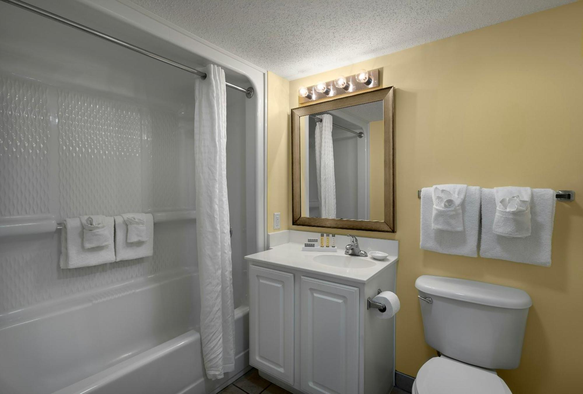 Quarto com Cama King-size e Vista Parcial do Mar